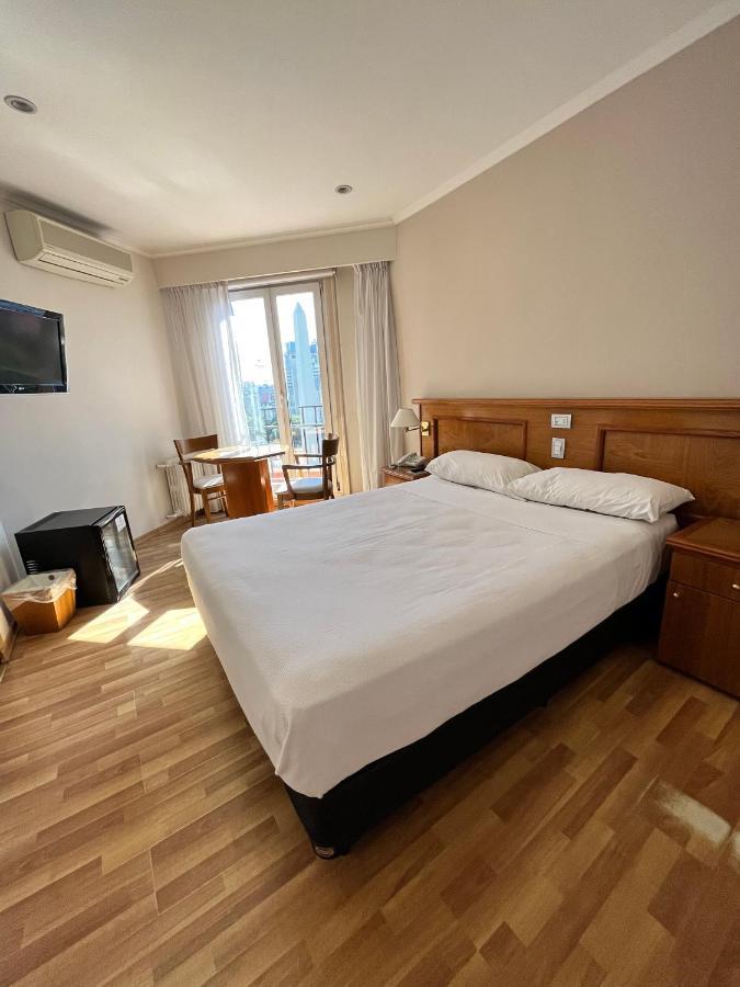 Quarto Standard com Cama Grande e Vista Cidade
