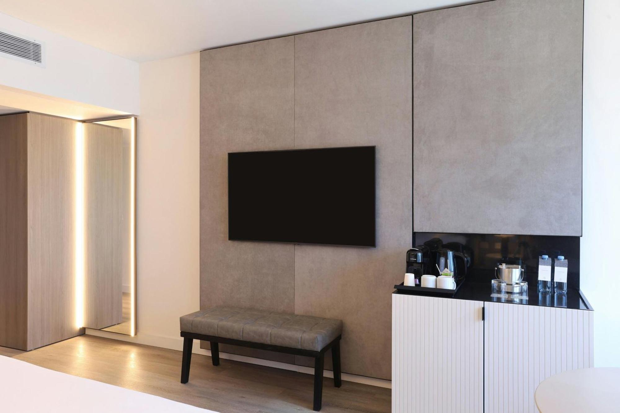 Quarto Clássico com 1 Cama King-size e Acesso à Piscina