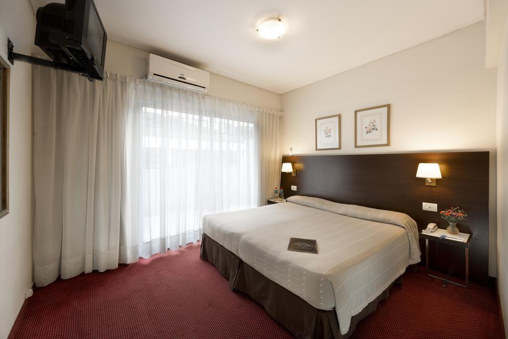 Quarto com Cama de Casal ou 2 de Solteiro