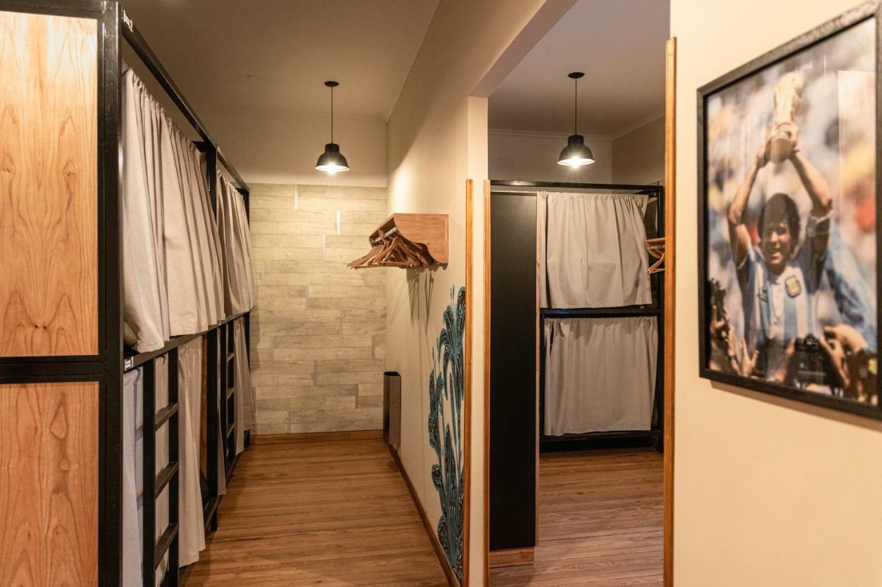 Cama num Dormitório Misto com 8 Camas