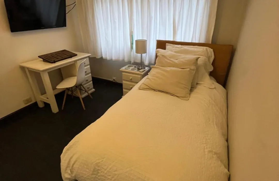 Habitación y baño privado para mujeres en Recoleta-1