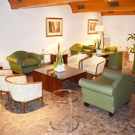 Hotel Solans Carlton-3
